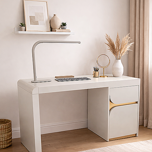 Luksuzna manikura Lilya Nail Station z zlatimi detajli